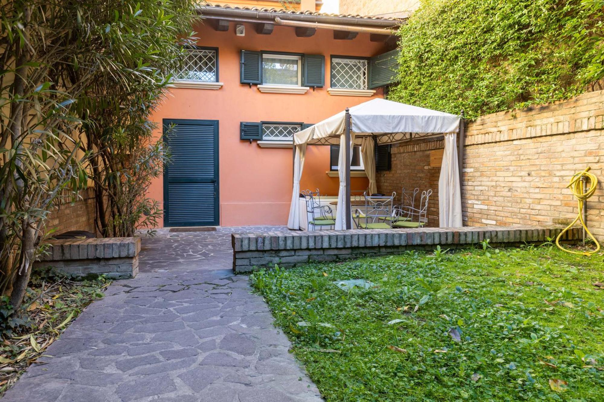 Bolognaroomscom - Isaia Garden Private Garden Spa Bath — Photos 3